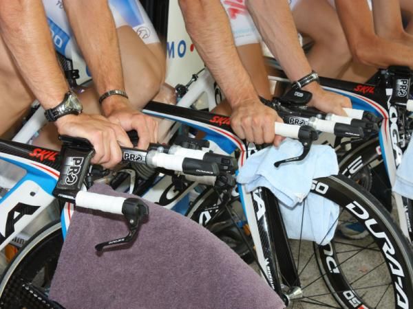 Skil-Shimano riders are using a mix of dropped and flat base bars.