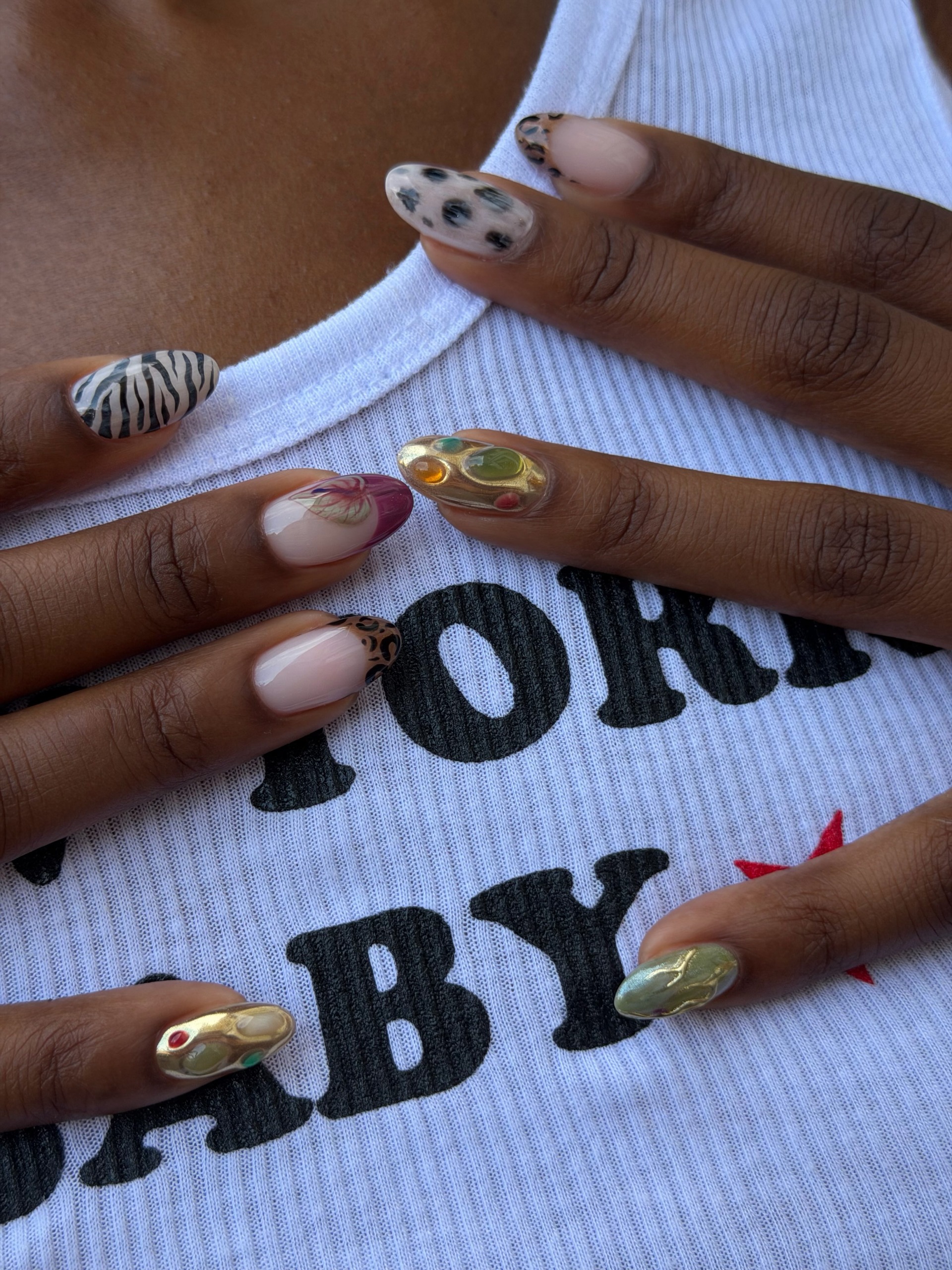Randomized nail set.