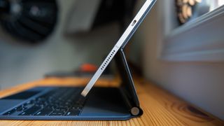  iPad Pro 2021 auf Magic Keyboard mit angezeigtem Lightning-Port