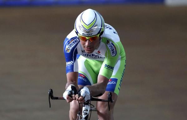Ivan Basso (Liquigas) tested a new helmet