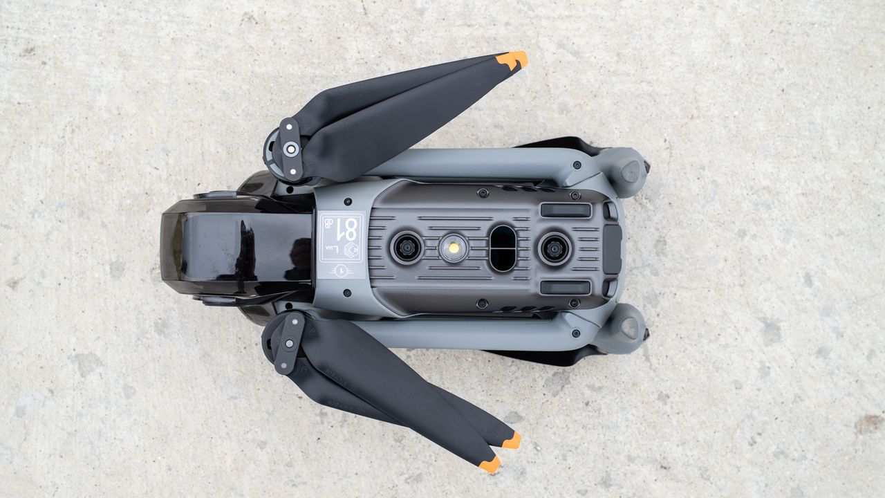 DJI Air 3 Product Image_drone partly closed, below view.