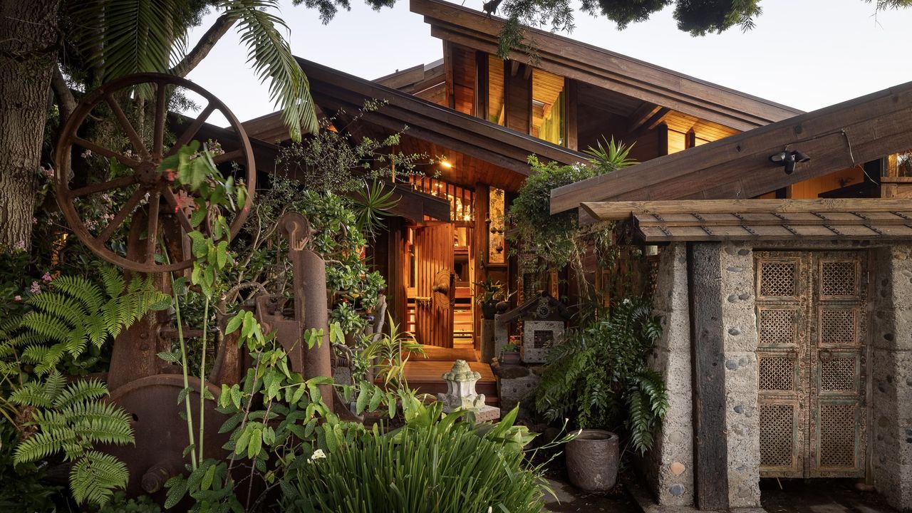 A redwood-clad Kendrick Bangs Kellogg remodel brings 1970s organic modernism to market