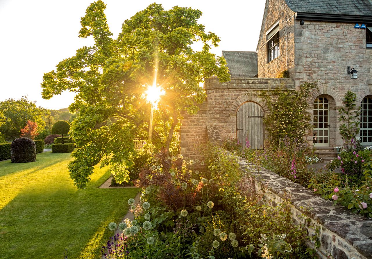 Mounton House viewed from the pergola bay. ©John Campbell