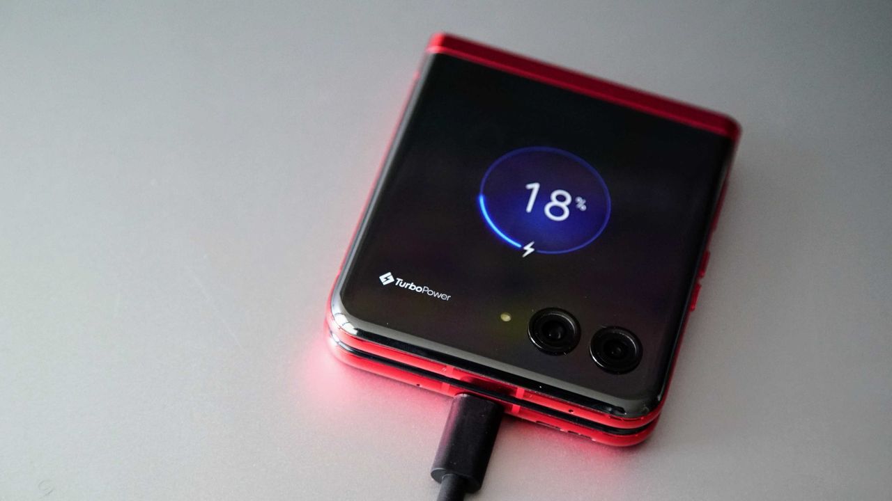 Charging the Razr+