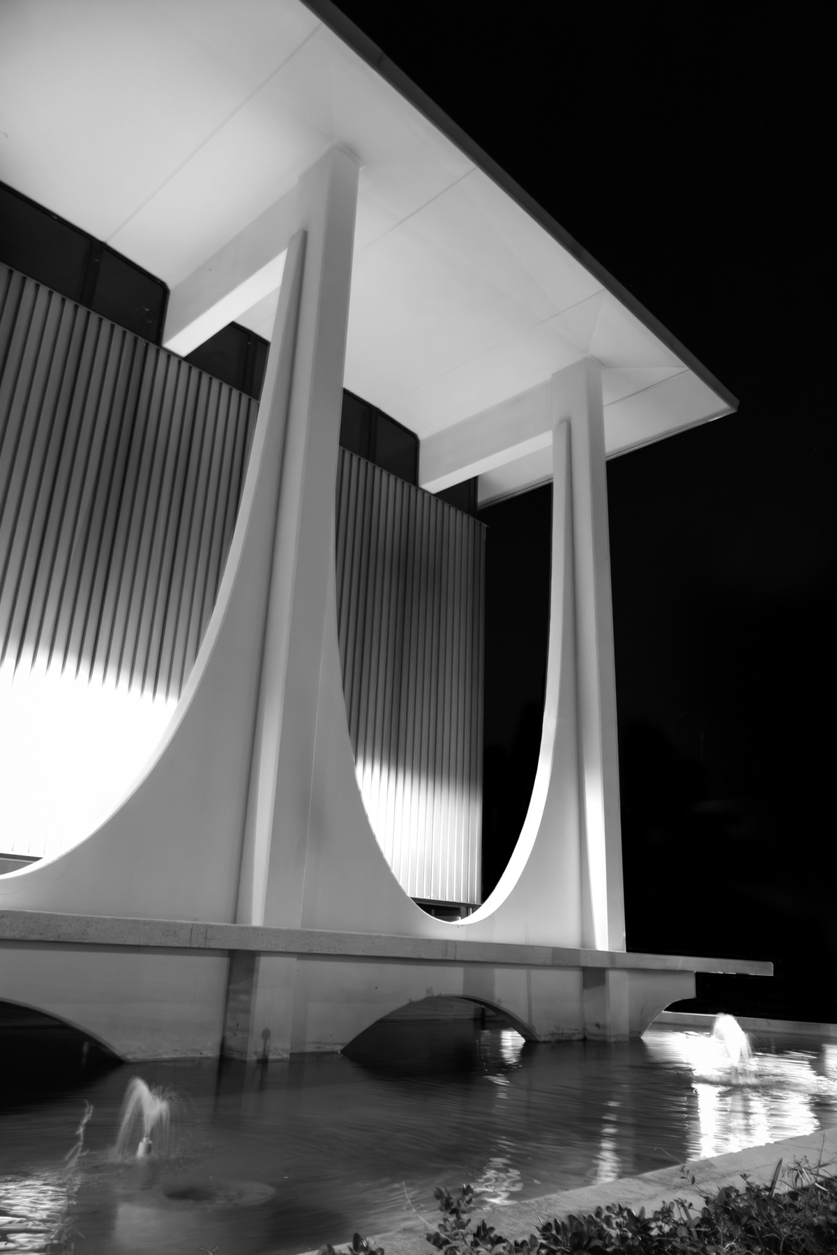 Palm Springs at Night, shot and shown as an evening tour story during palm springs modernism week 2026