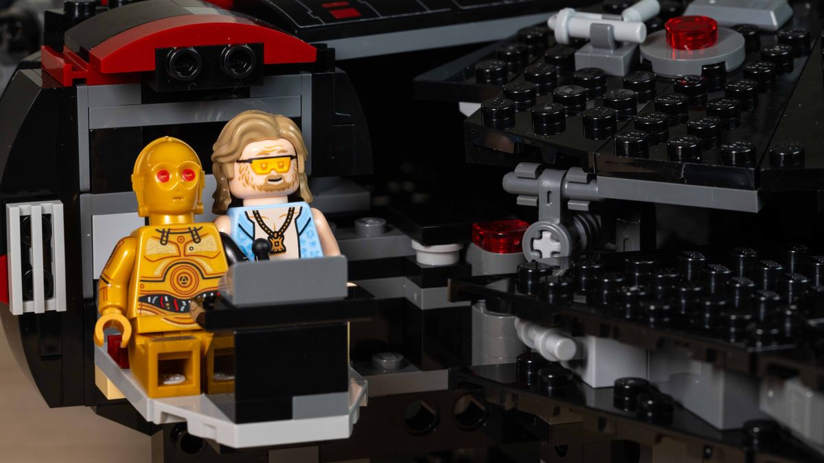 Lego Star Wars The Dark Falcon (75389) open cockpit with C-3PO and Luke