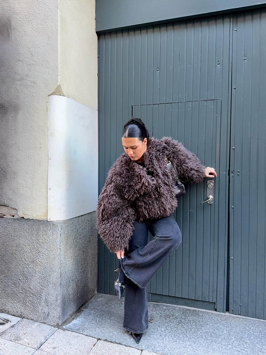 woman wearing jeans with heels outfit 2026