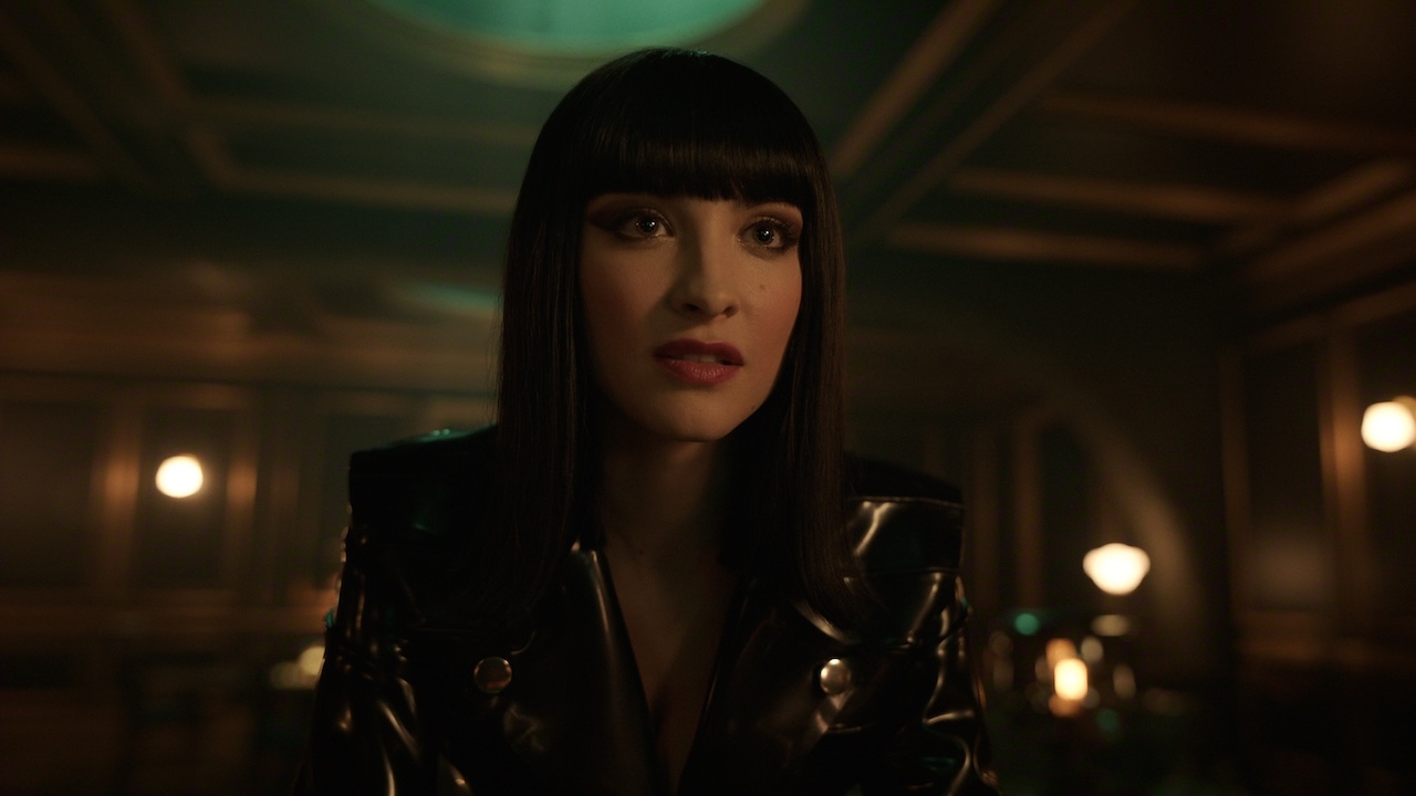 ワンピース シーズン 2 フィナーレでクロコダイルのオフィスにいるレラ・アボバ演じるニコ・ロビン