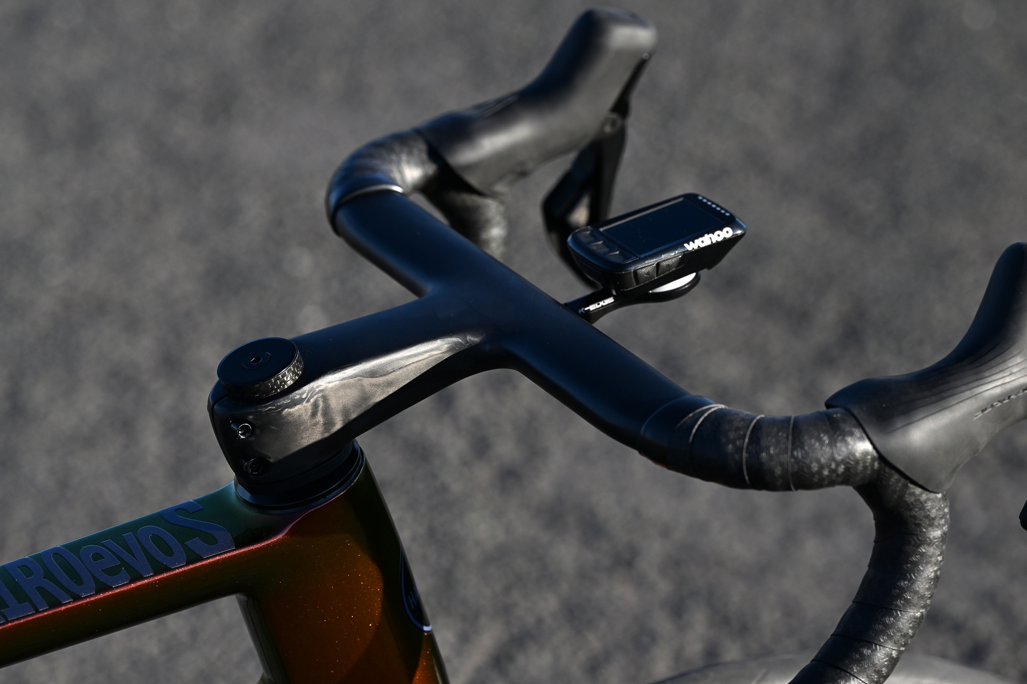 close up of the one-piece handlebar and computer mount