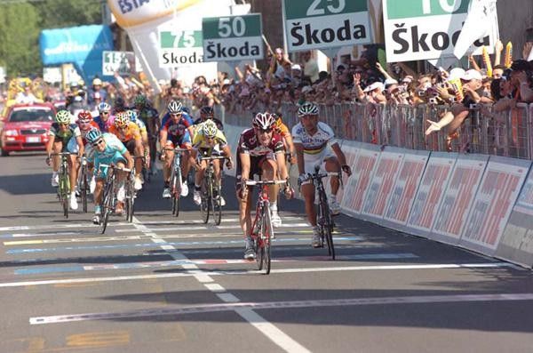 Kurt-Asle Arvesen (Team CSC) wins.