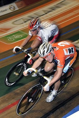 Leigh Howard (right) holds off Roger Kluge.