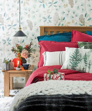 Christmas bedroom decor ideas with red and green bedlinen