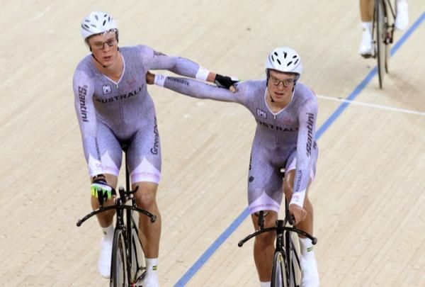 The Aussies celebrate going fastest in men's team pursuit qualifying