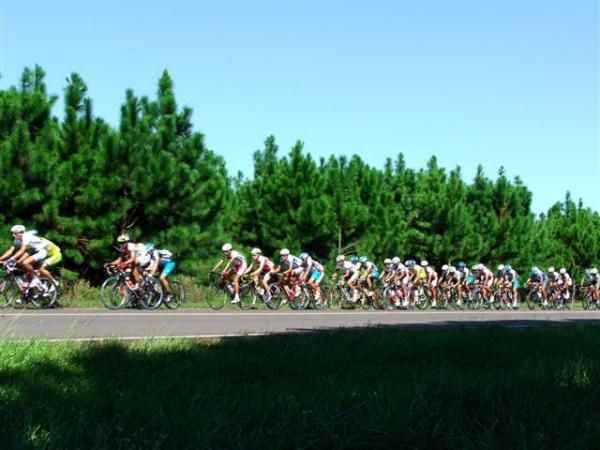 Blue skies for the peloton at the Volta Ciclistica Internacional de Gravatai