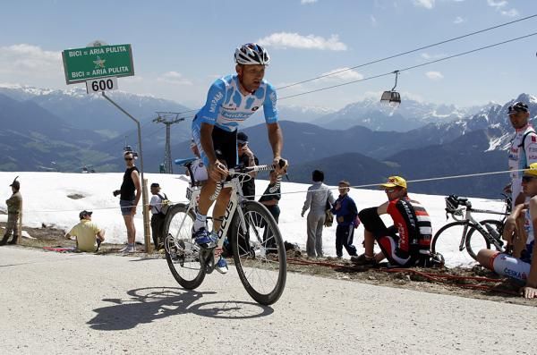 Luke Roberts (Milram _ Focus) climbs the Plan de Corones