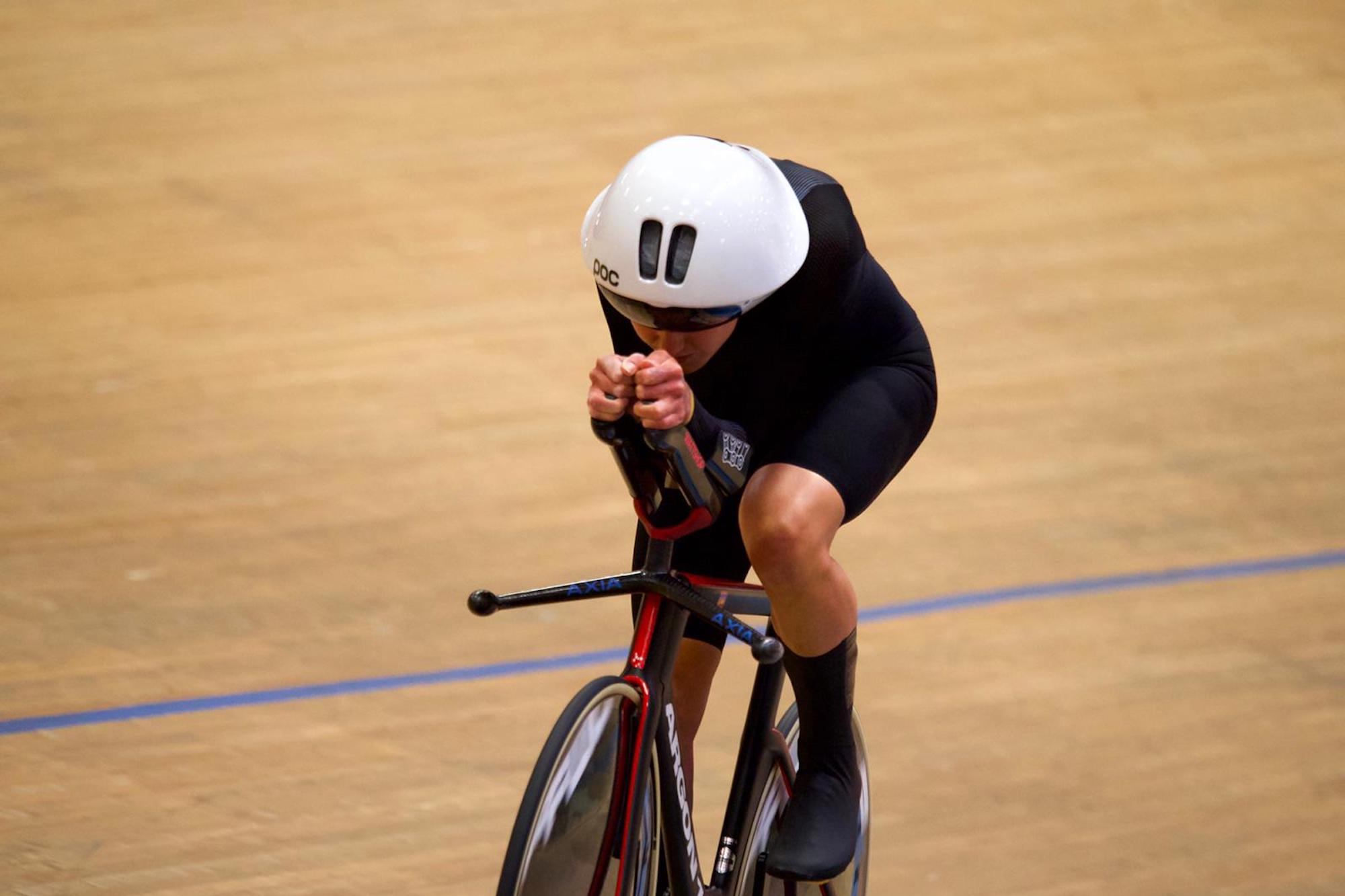 Joss Lowden rompe el récord de horas