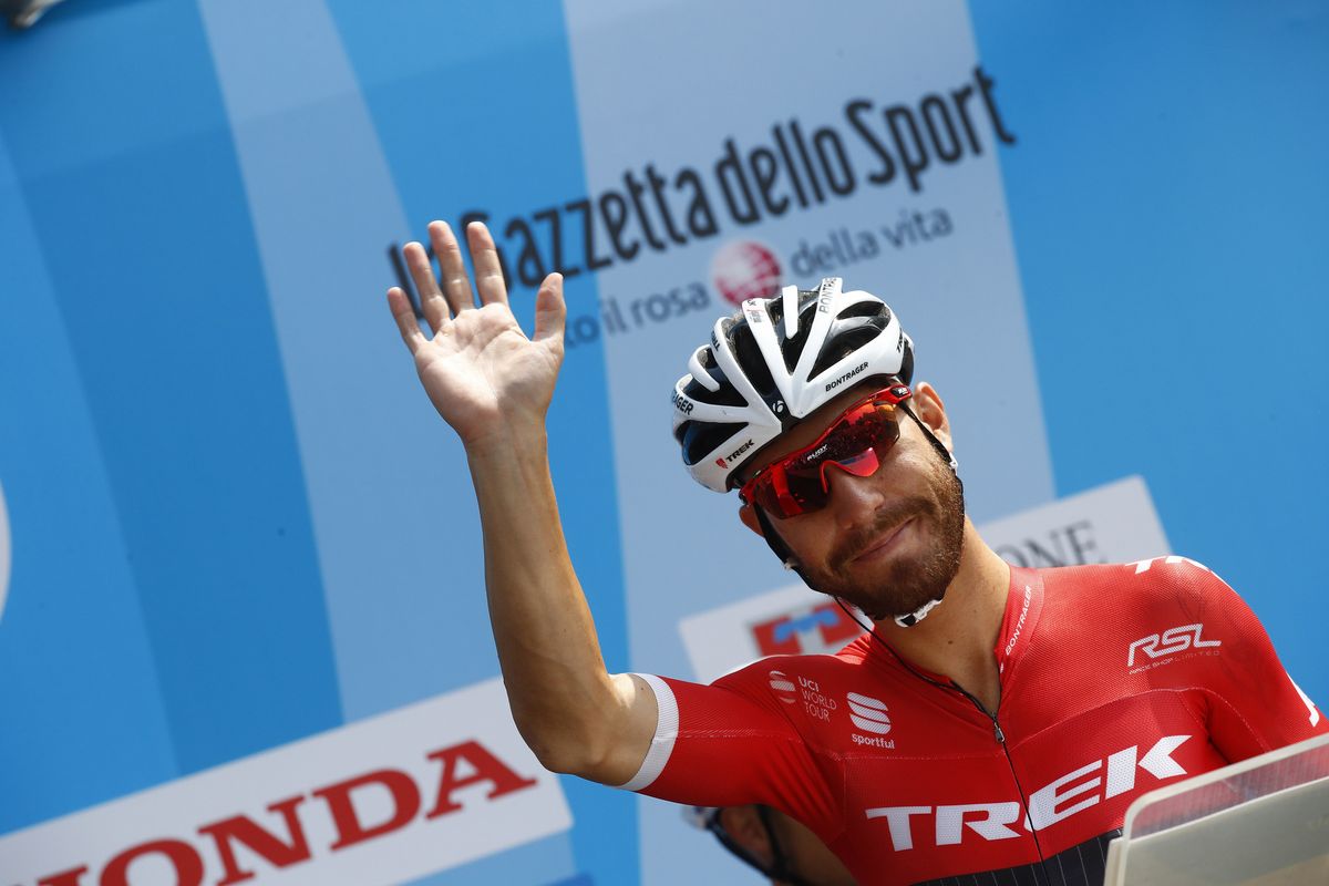 Giacomo Nizzolo signs on at Italian nationals.