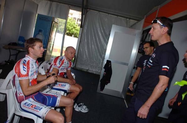 Dimitri Konyshev imparts some words of wisdom to his Katusha charges.