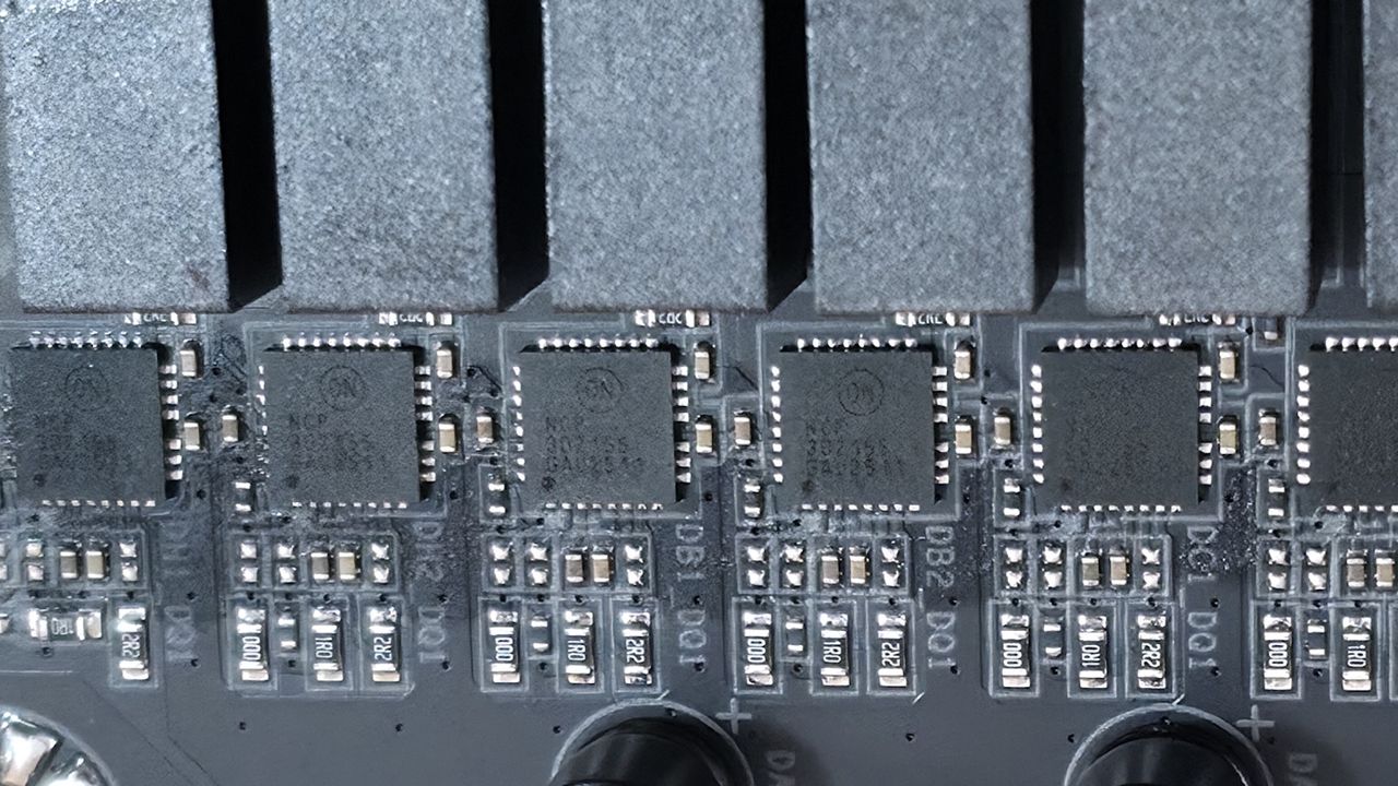 Gigabyte Z890 Aorus Elite Duo X - ICs