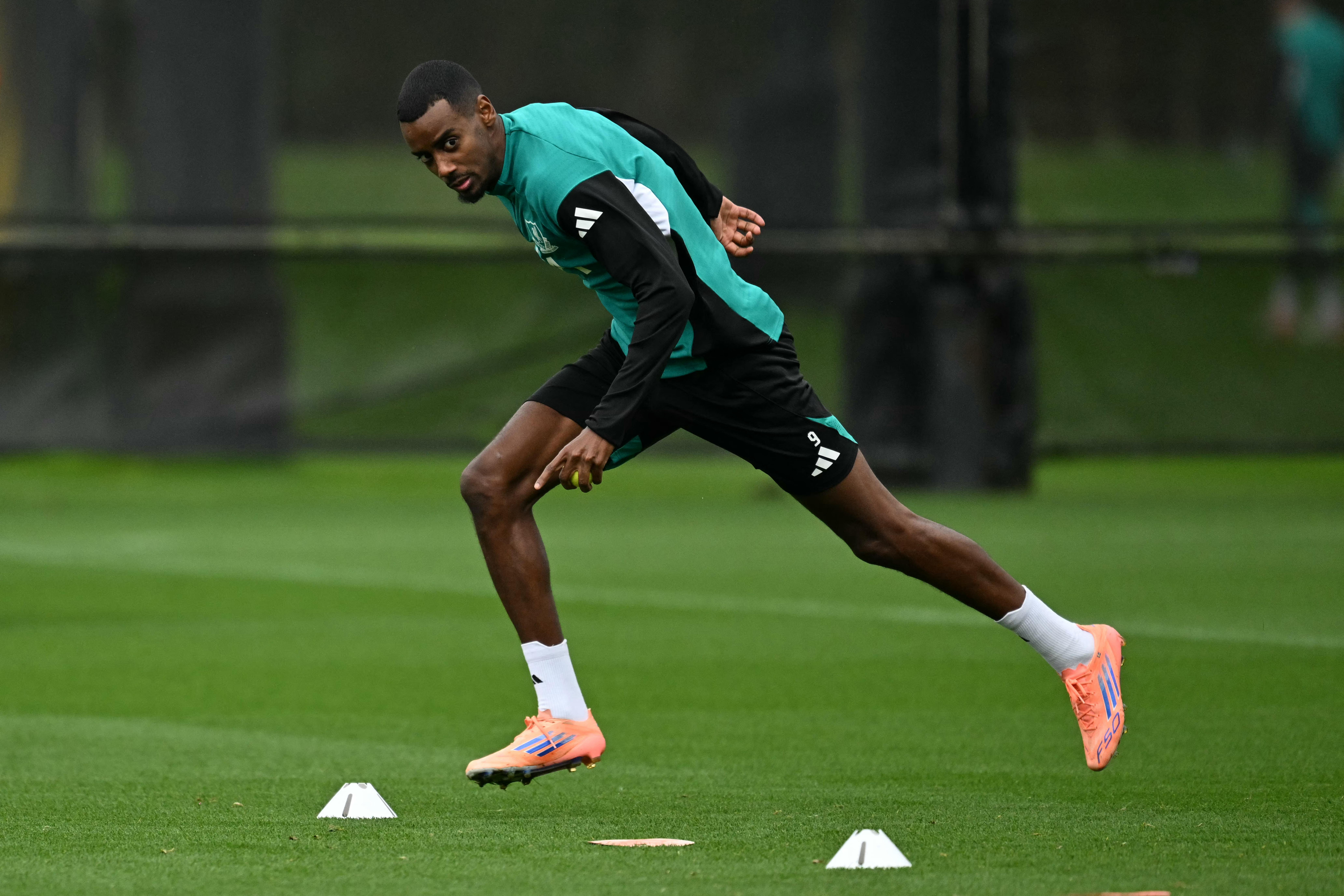 Liverpool&#039;s Swedish striker #09 Alexander Isak sprints during a training session at the team&#039;s training ground in Kirkby, north of Liverpool in northwest England, on October 21, 2025, on the eve of their UEFA Champions League league phase football match against Eintracht Frankfurt. (Photo by Oli SCARFF / AFP)