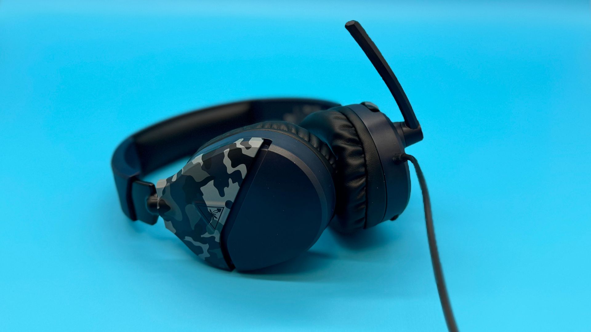 Turtle Beach Recon 70 on a blue background