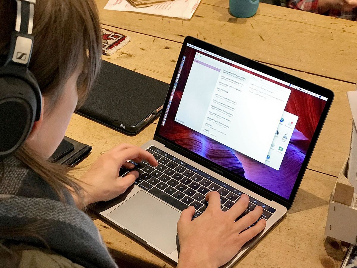 Serenity Caldwell typing on a MacBook Pro