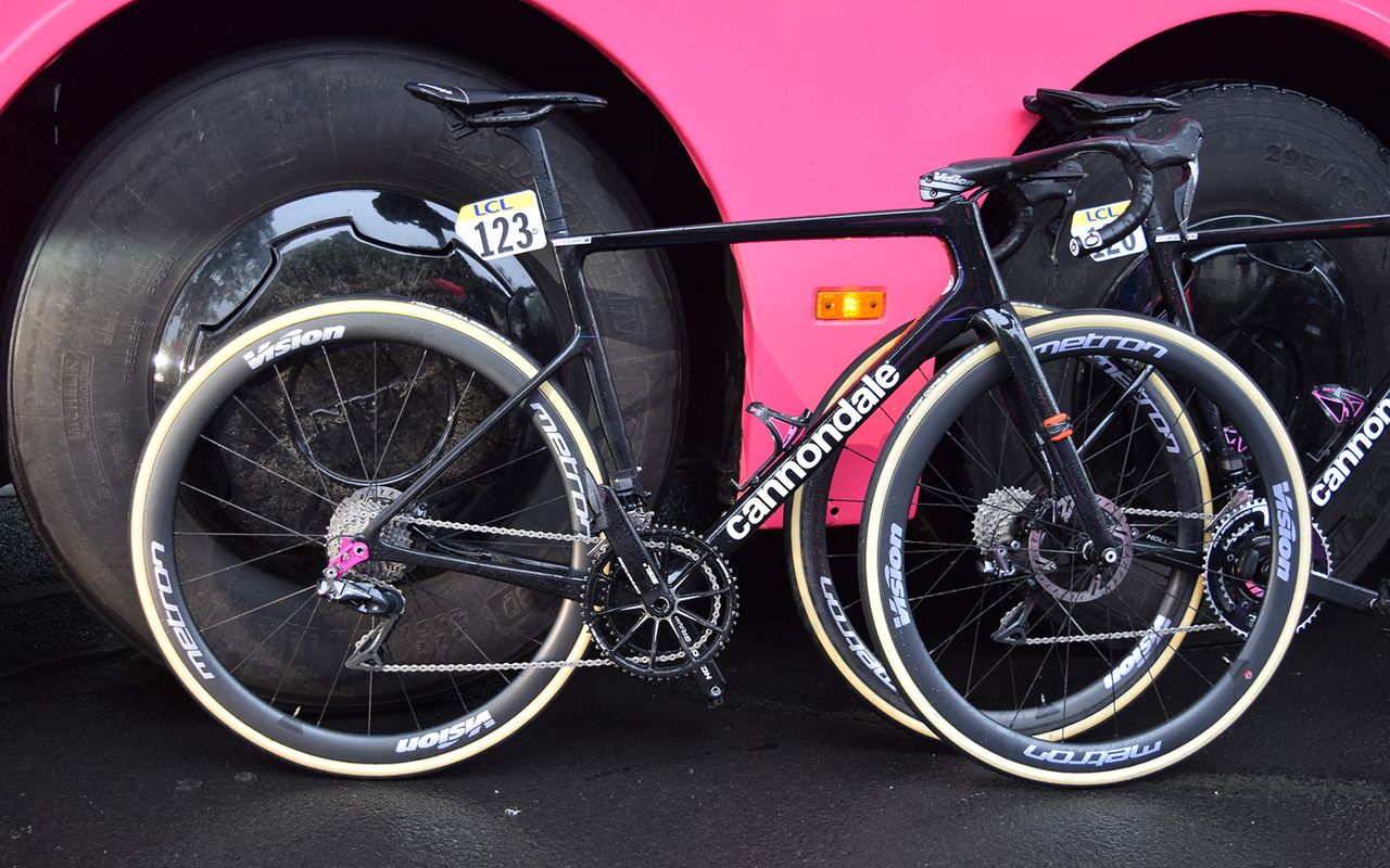 Simon Clarke began Stage 2 of the race aboard a Cannondale SuperSix EVO Disc, which wasn't equipped with a power meter