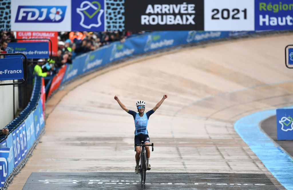 ROUBAIX FRANCE OCTOBER 02 Elisabeth DeignanArmitstead of United Kingdom and Team Trek Segafredo celebrates winning in the Roubaix Velodrome Vlodrome Andr Ptrieux during the 1st ParisRoubaix 2021 Womens Elite a 1164km race from Denain to Roubaix ParisRoubaixFemmes ParisRoubaix on October 02 2021 in Roubaix France Photo by Tim de WaeleGetty Images