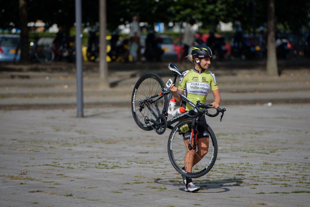 Chanella Stougje (Parkhotel Valkenburg) walks her bike to the stage start