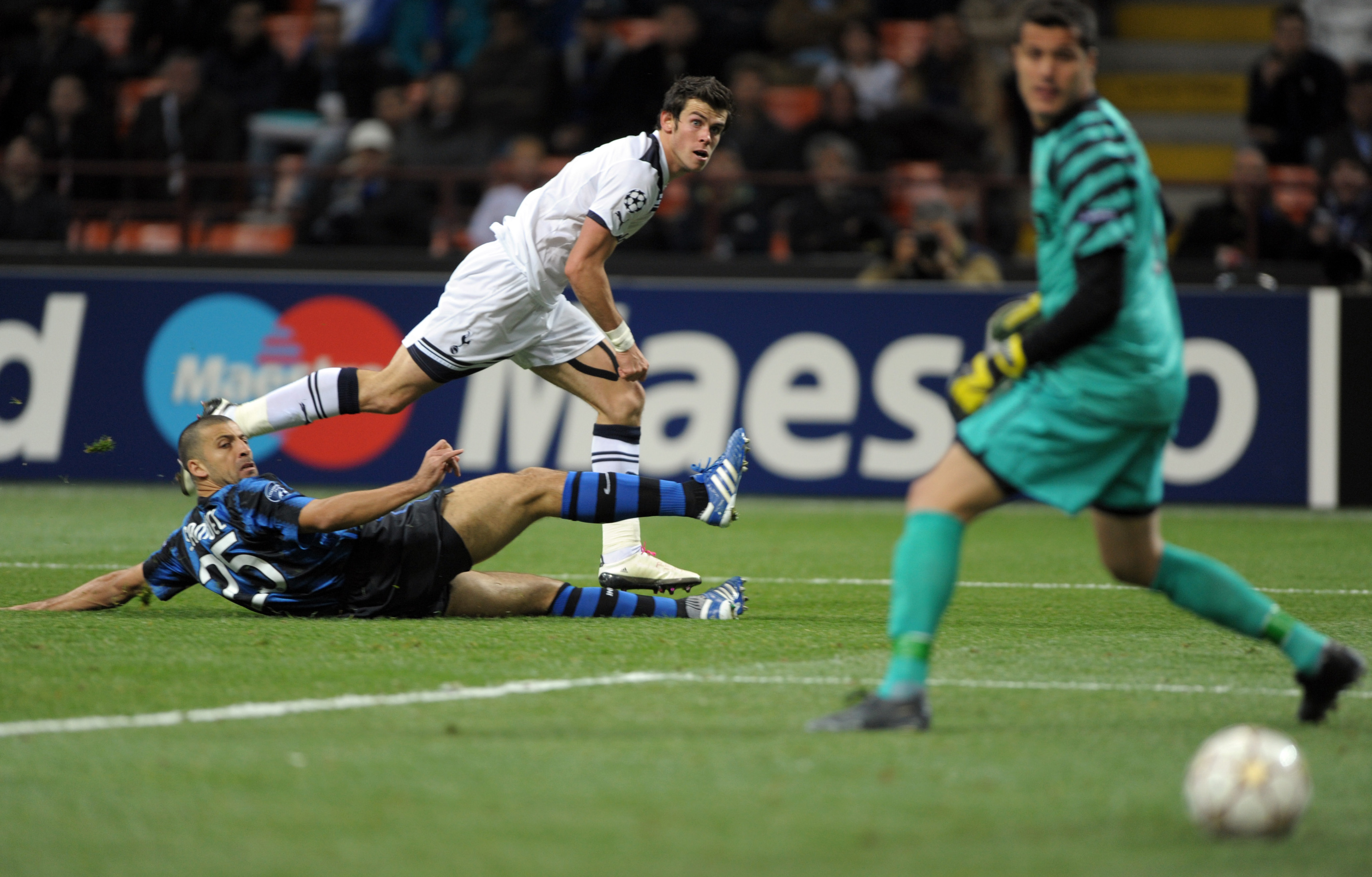 Gareth Bale segna il suo primo dei tre gol con il Tottenham contro l'Inter nella fase a gironi di Champions League nell'ottobre 2010.