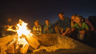 篝火安全:一家人在篝火上烤棉花糖