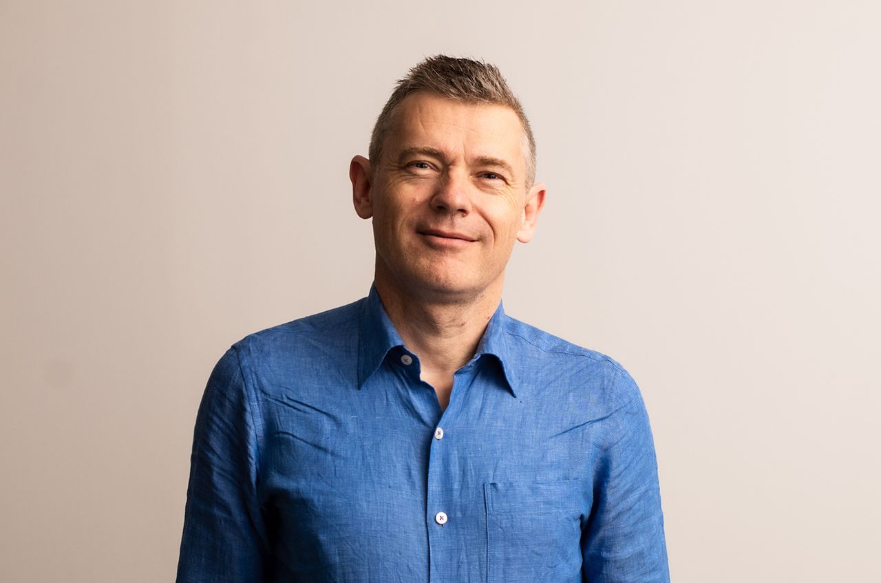 Simon J Woolf