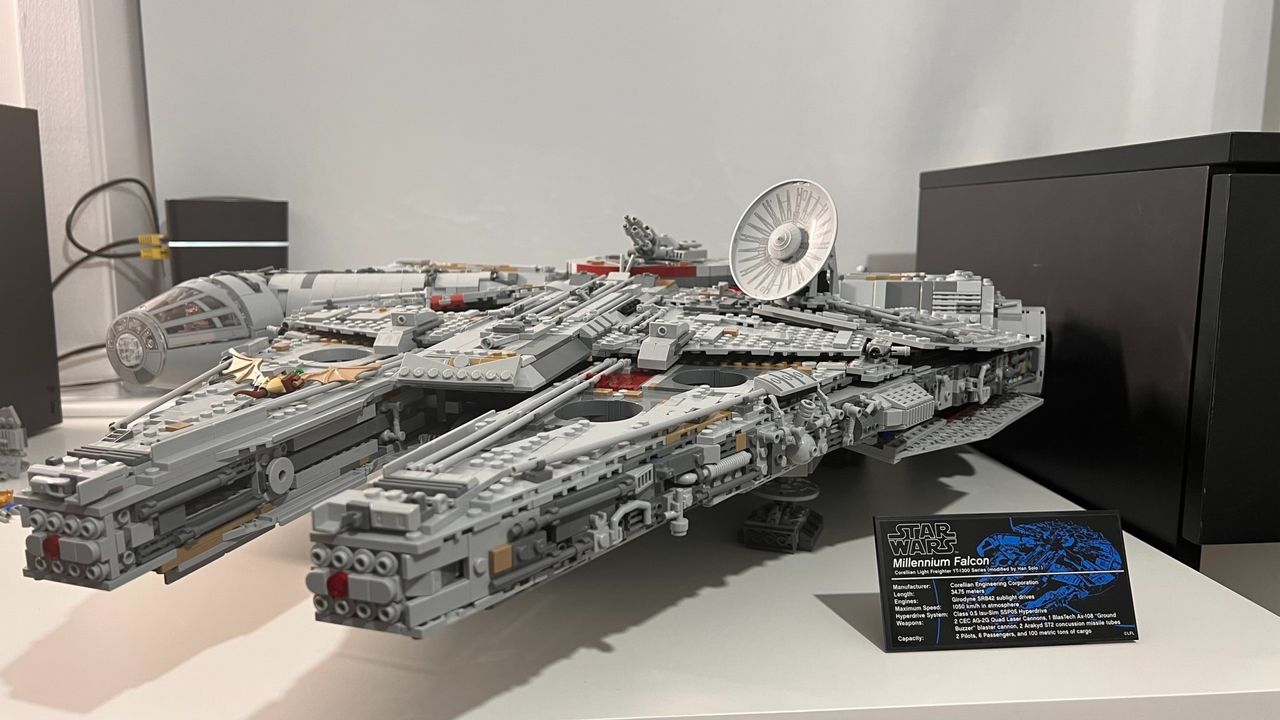Lego Star Wars UCS Millennium Falcon 75192_Front view angled