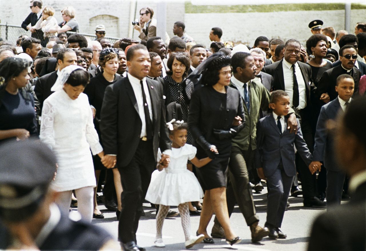 King&amp;#039;s family in procession.