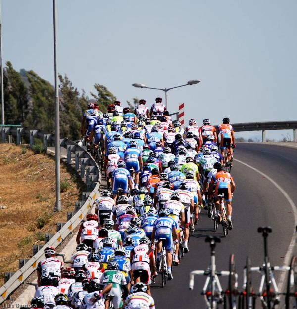 The bunch on the road to Vi&ntilde;a del Mar.