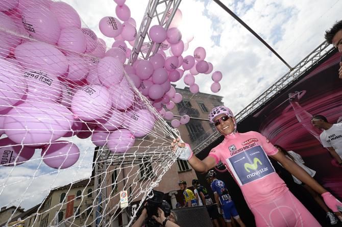 Nairo Quintana (Movistar) lets go of the pink balloons at the start of Stage 18