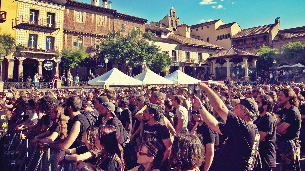 a shot of the crowd at be prog my friend