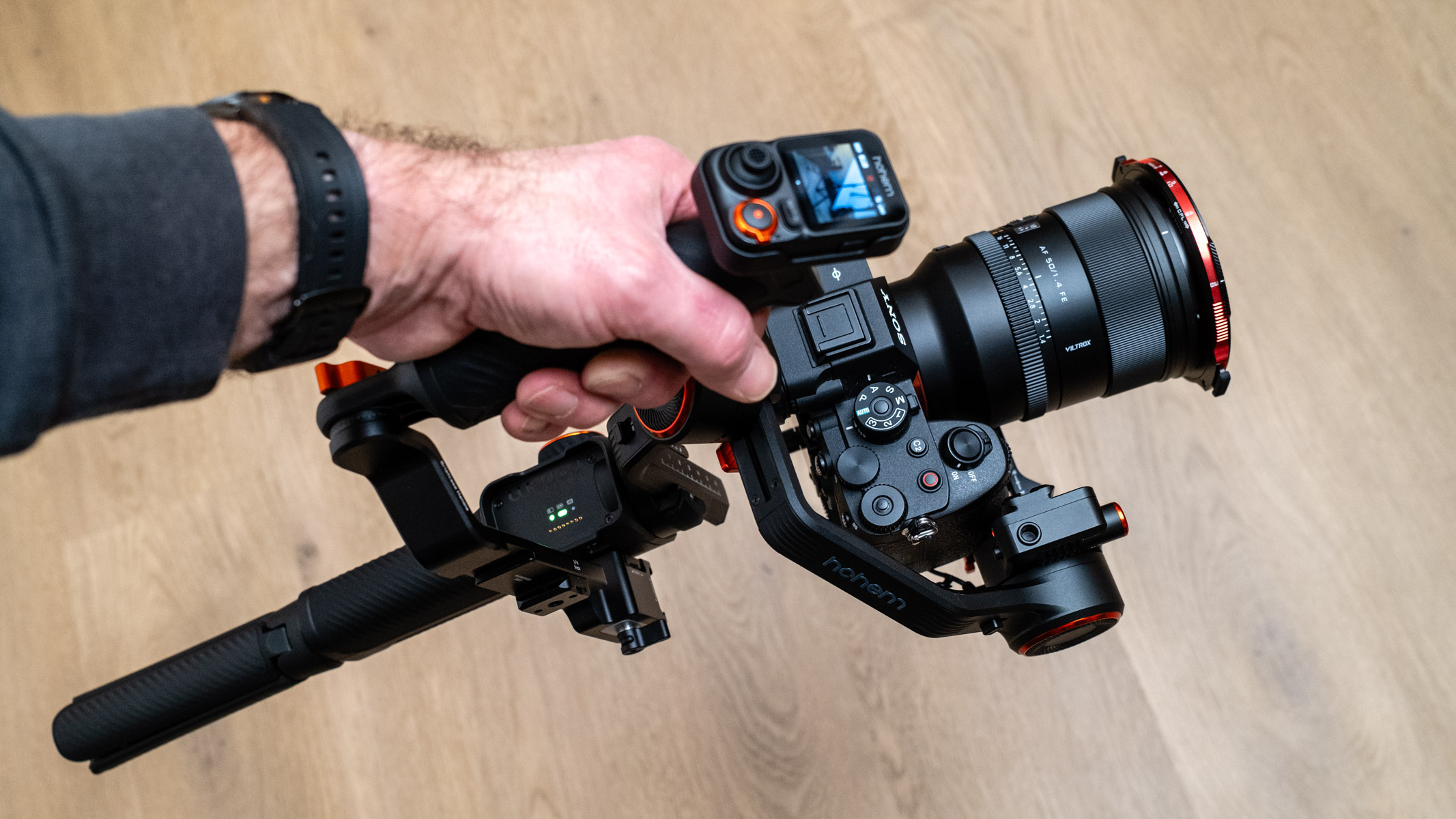 Hohem iSteady MT3 Pro being held in suitcase mode