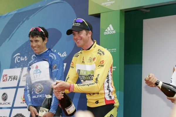 Dirk M&uuml;ller (Team Nutrixxion Sparkasse) celebrates his leader's jersey.