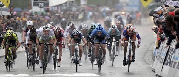 Marcel Kittel (Argos-Shimano) on his way to winning a wet sprint