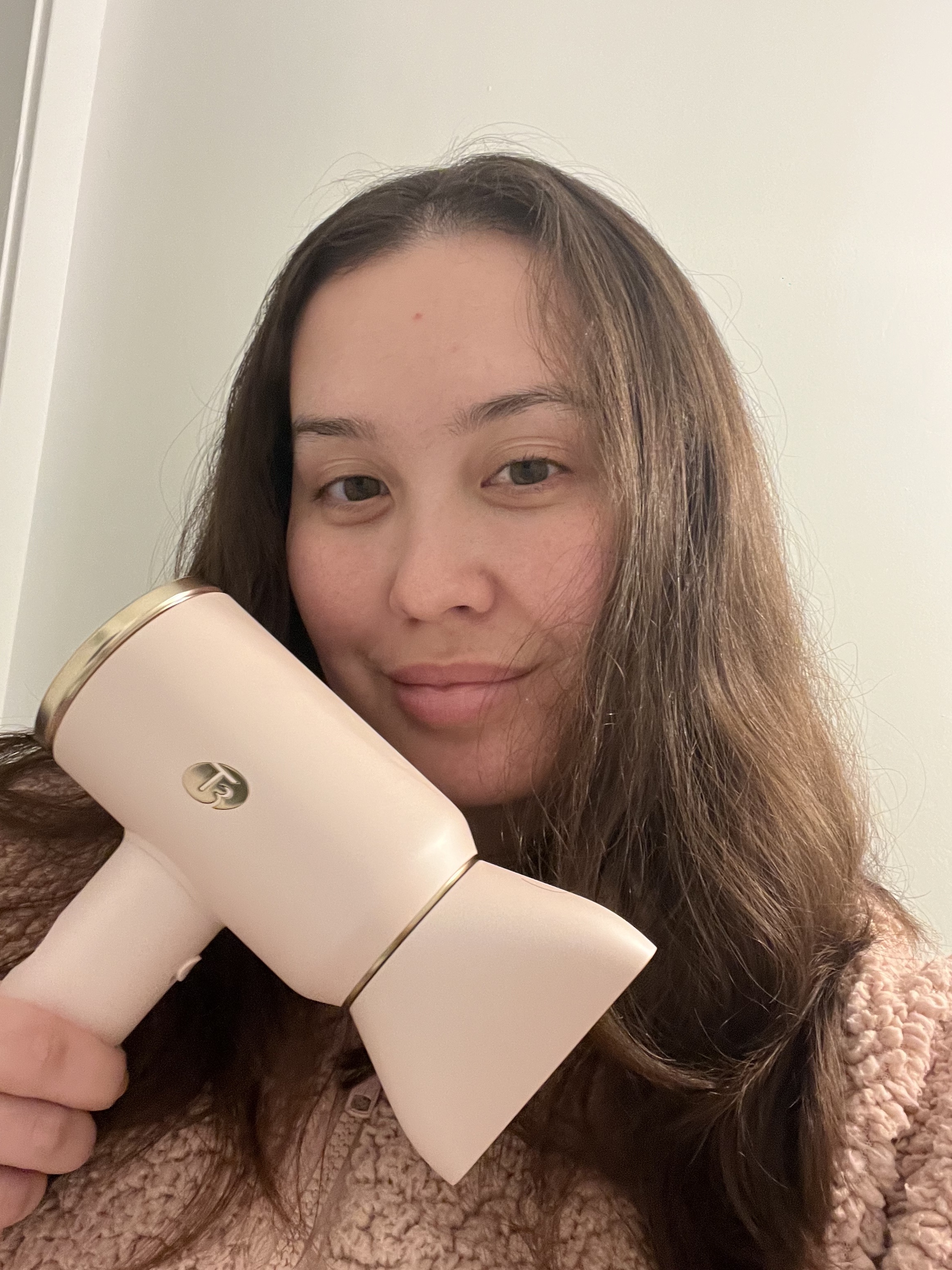 Catharine Malzahn mit trockenem Haar nach dem Test des intelligenten Haartrockners T3 Aire IQ