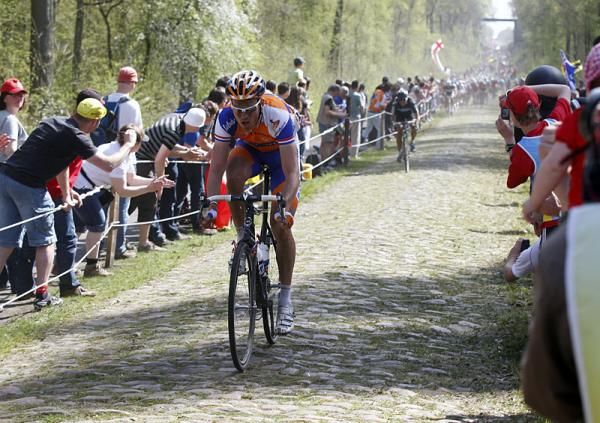 Lars Boom (Rabobank) put his cyclo-cross skills to good use in the Arenberg Forest.