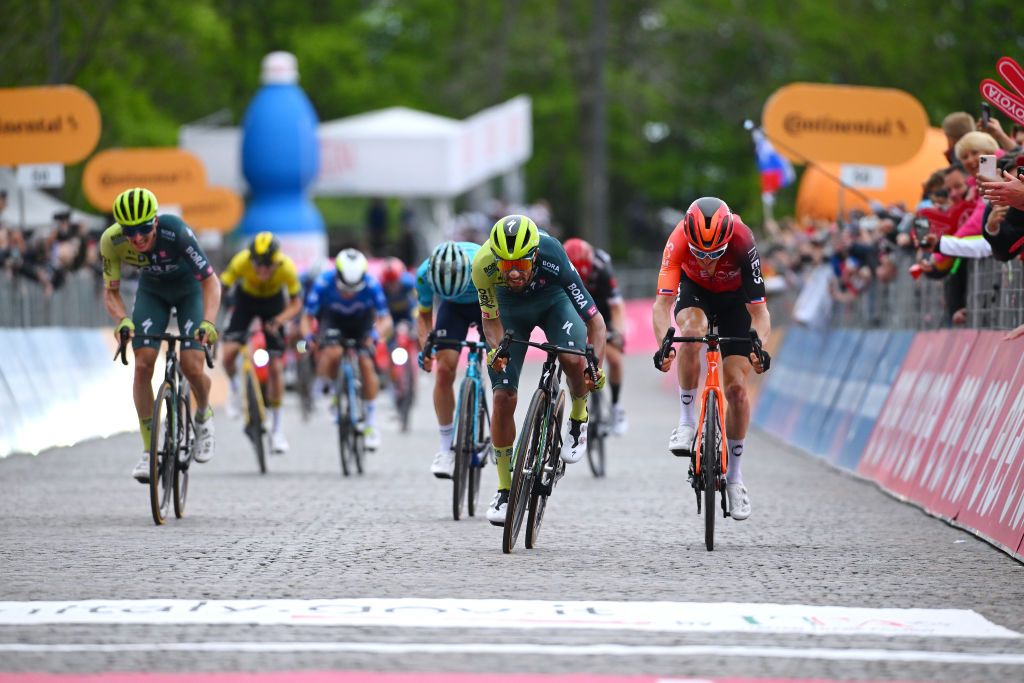 Geraint Thomas and Dani Martinez sprint to the Oropa finish line