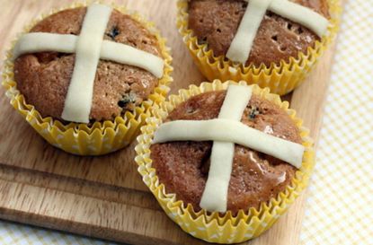 easter cupcakes: hot cross bun cupcakes