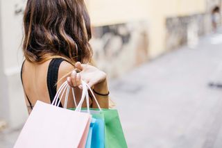 Pixabay | gonghuimin468; woman with shopping bags