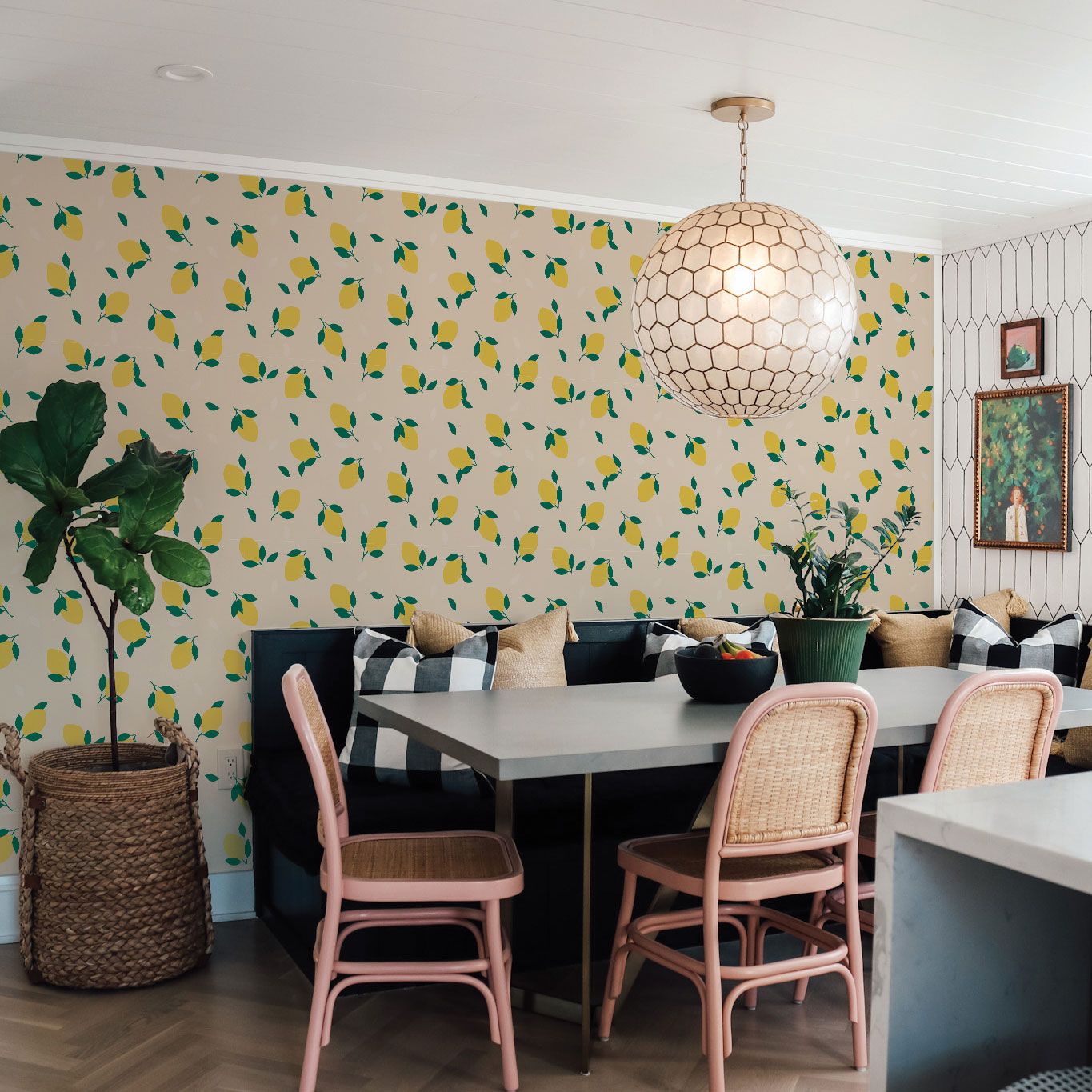 Splashback dapur dengan wallpaper kulit lemon dan tongkat