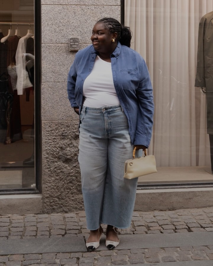 An image of @abimarvel wearing balloon jeans, one of the key autumn jeans trends of 2025.