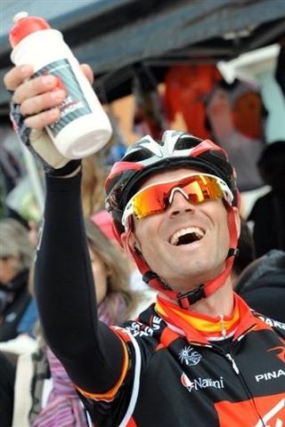 Alejandro Valverde (Caisse d'Epargne) has a coke and a smile.