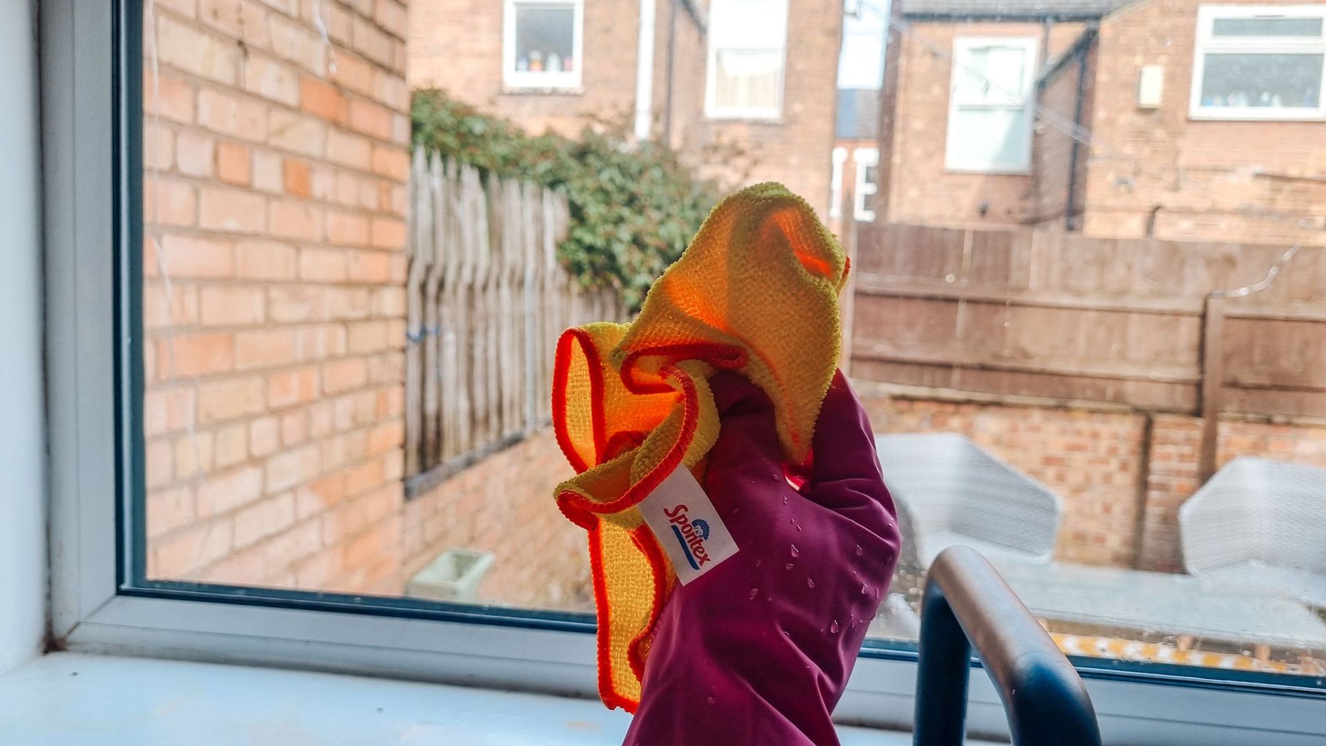 Jendela diseka dengan kain mikrofiber