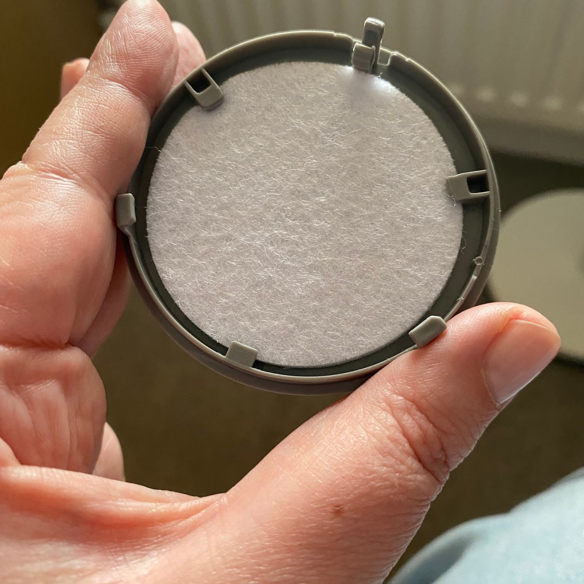 The open scent pod of the Pro Breeze Airflo 43'' Hybrid Pedestal Fan with a circular sponge disc